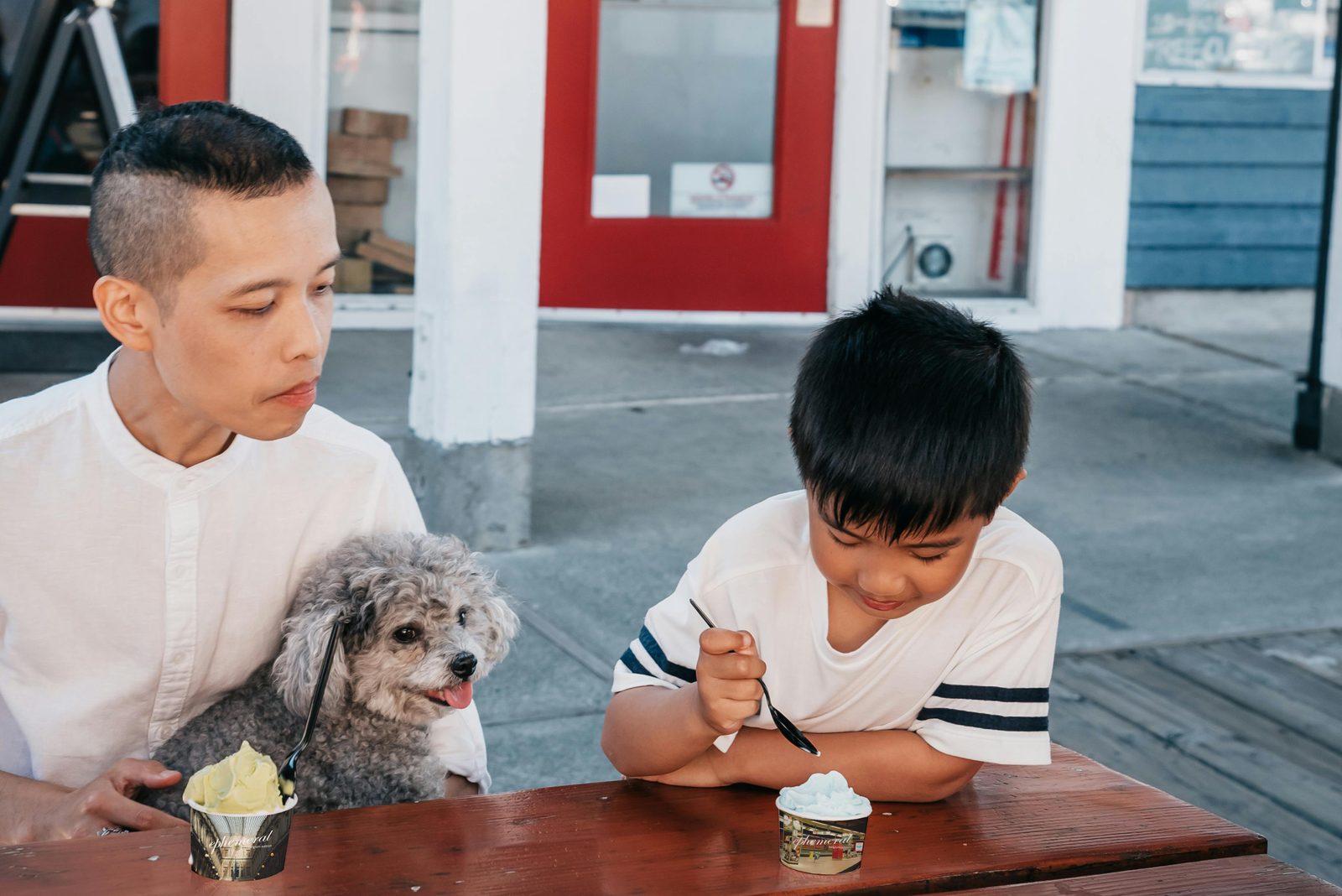 Éphémeral in the wild — a family sharing a cup